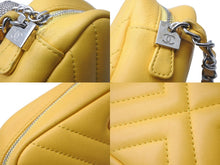 Load image into Gallery viewer, CHANEL シャネル レザー チェーン ショルダーバッグ タッセル付き イエロー ココマーク シルバー金具 ロゴ 美品 中古 55646