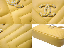Load image into Gallery viewer, CHANEL シャネル レザー チェーン ショルダーバッグ タッセル付き イエロー ココマーク シルバー金具 ロゴ 美品 中古 55646