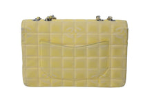 Load image into Gallery viewer, CHANEL シャネル ニュートラベルライン チョコバー チェーン ショルダーバッグ ココマーク イエロー 7番台 美品 中古 55676