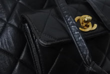 Load image into Gallery viewer, CHANEL シャネル リュック デイパック ブラック レザー ココマーク 3番台 ゴールド金具 良品 中古 55767