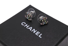 Load image into Gallery viewer, 極美品 CHANEL シャネル ピアス アクセサリー ココマーク 05A刻印 2005年秋 シルバー マルチカラーラインストーン 1g 中古 55885