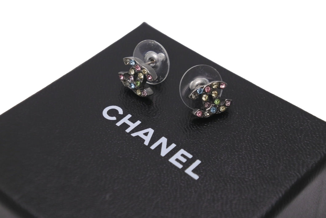 極美品 CHANEL シャネル ピアス アクセサリー ココマーク 05A刻印 2005年秋 シルバー マルチカラーラインストーン 1g 中古 55885