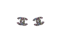 Load image into Gallery viewer, 極美品 CHANEL シャネル ピアス アクセサリー ココマーク 05A刻印 2005年秋 シルバー マルチカラーラインストーン 1g 中古 55885