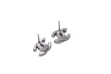 Load image into Gallery viewer, 極美品 CHANEL シャネル ピアス アクセサリー ココマーク 05A刻印 2005年秋 シルバー マルチカラーラインストーン 1g 中古 55885