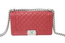Load image into Gallery viewer, 極美品 CHANEL シャネル ショルダーバッグ ボーイシャネル 19番台 パンチング レザー レッド シルバー金具 中古 55976