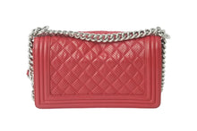 Load image into Gallery viewer, 極美品 CHANEL シャネル ショルダーバッグ ボーイシャネル 19番台 パンチング レザー レッド シルバー金具 中古 55976