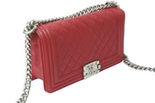Load image into Gallery viewer, 極美品 CHANEL シャネル ショルダーバッグ ボーイシャネル 19番台 パンチング レザー レッド シルバー金具 中古 55976