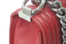 Load image into Gallery viewer, 極美品 CHANEL シャネル ショルダーバッグ ボーイシャネル 19番台 パンチング レザー レッド シルバー金具 中古 55976