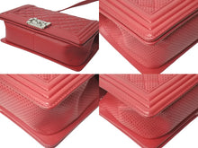 Load image into Gallery viewer, 極美品 CHANEL シャネル ショルダーバッグ ボーイシャネル 19番台 パンチング レザー レッド シルバー金具 中古 55976