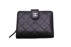 CHANEL シャネル 二つ折り財布 マトラッセ ラムスキン 17番台 ブラック シルバー金具 良品 中古 56188