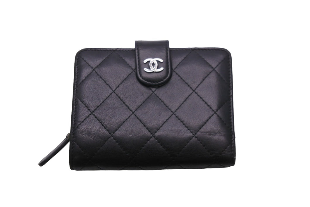 CHANEL シャネル 二つ折り財布 マトラッセ ラムスキン 17番台 ブラック シルバー金具 良品 中古 56188