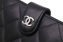 Load image into Gallery viewer, CHANEL シャネル 二つ折り財布 マトラッセ ラムスキン 17番台 ブラック シルバー金具 良品 中古 56188