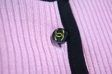 Load image into Gallery viewer, CHANEL シャネル 半袖Ｔシャツ チビT ココマークボタン PO5191V00233 95P ピンク ブラック サイズ38 中古 56196