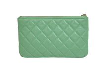 Load image into Gallery viewer, CHANEL シャネル ポーチ 30番台 ココマーク グリーン キャビアスキン ゴールド金具 美品 中古 56279