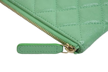 Load image into Gallery viewer, CHANEL シャネル ポーチ 30番台 ココマーク グリーン キャビアスキン ゴールド金具 美品 中古 56279