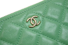 Load image into Gallery viewer, CHANEL シャネル ポーチ 30番台 ココマーク グリーン キャビアスキン ゴールド金具 美品 中古 56279