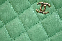 Load image into Gallery viewer, CHANEL シャネル ポーチ 30番台 ココマーク グリーン キャビアスキン ゴールド金具 美品 中古 56279