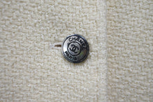 Load image into Gallery viewer, CHANEL シャネル ツイードセットアップ P08919V05320 半袖ジャケット スカート オフホワイト サイズ38 美品 中古 56560