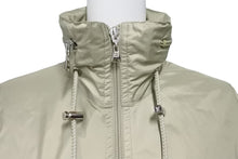 Load image into Gallery viewer, LOUIS VUITTON ルイヴィトン ジャケット ベージュ ナイロン サイズ38 RW061W WIJA03PJE シルバー金具 美品 中古 56563