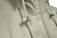 Load image into Gallery viewer, LOUIS VUITTON ルイヴィトン ジャケット ベージュ ナイロン サイズ38 RW061W WIJA03PJE シルバー金具 美品 中古 56563