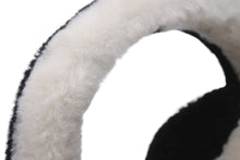 Load image into Gallery viewer, 極美品 CHANEL シャネル イヤーマフ シアリング ココマーク ブラック ホワイト AA7836B06521 中古 56578