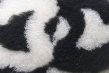 Load image into Gallery viewer, 極美品 CHANEL シャネル イヤーマフ シアリング ココマーク ブラック ホワイト AA7836B06521 中古 56578