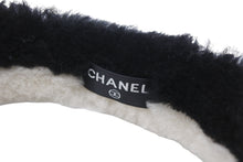Load image into Gallery viewer, 極美品 CHANEL シャネル イヤーマフ シアリング ココマーク ブラック ホワイト AA7836B06521 中古 56578