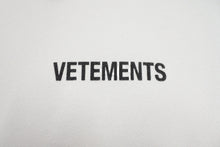 Load image into Gallery viewer, VETEMENTS ヴェトモン 2019AW Logo Hoodie パーカー オーバーサイズ ロゴプリント ホワイト UAH20TR725 美品 中古 56590