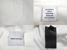Load image into Gallery viewer, VETEMENTS ヴェトモン 2019AW Logo Hoodie パーカー オーバーサイズ ロゴプリント ホワイト UAH20TR725 美品 中古 56590
