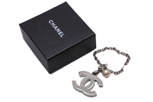 Load image into Gallery viewer, CHANEL シャネル フェイクパール キーホルダー 2002年 02C キーチャーム シルバー ココマーク A17950 美品 中古 56644
