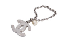Load image into Gallery viewer, CHANEL シャネル フェイクパール キーホルダー 2002年 02C キーチャーム シルバー ココマーク A17950 美品 中古 56644