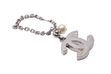 Load image into Gallery viewer, CHANEL シャネル フェイクパール キーホルダー 2002年 02C キーチャーム シルバー ココマーク A17950 美品 中古 56644