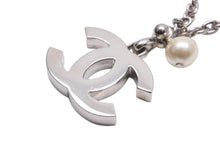 Load image into Gallery viewer, CHANEL シャネル フェイクパール キーホルダー 2002年 02C キーチャーム シルバー ココマーク A17950 美品 中古 56644