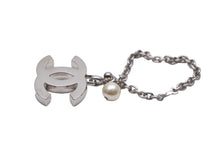 Load image into Gallery viewer, CHANEL シャネル フェイクパール キーホルダー 2002年 02C キーチャーム シルバー ココマーク A17950 美品 中古 56644
