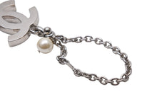 Load image into Gallery viewer, CHANEL シャネル フェイクパール キーホルダー 2002年 02C キーチャーム シルバー ココマーク A17950 美品 中古 56644