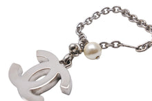 Load image into Gallery viewer, CHANEL シャネル フェイクパール キーホルダー 2002年 02C キーチャーム シルバー ココマーク A17950 美品 中古 56644