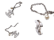Load image into Gallery viewer, CHANEL シャネル フェイクパール キーホルダー 2002年 02C キーチャーム シルバー ココマーク A17950 美品 中古 56644