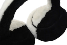 Load image into Gallery viewer, 極美品 CHANEL シャネル イヤーマフ シアリング ココマーク ブラック ホワイト AA7836B06521 中古 56680