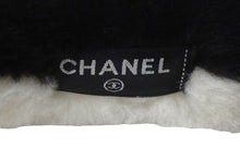 Load image into Gallery viewer, 極美品 CHANEL シャネル イヤーマフ シアリング ココマーク ブラック ホワイト AA7836B06521 中古 56680