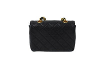 Load image into Gallery viewer, CHANEL シャネル ミニ マトラッセ チェーン ショルダーバッグ 1番台 ラムスキン ゴールド金具 ココマーク 美品 中古 56718