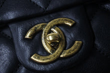Load image into Gallery viewer, 極美品 CHANEL シャネル チェーンショルダーバッグ マトラッセ 18番台 ラムスキン ブラック ゴールド金具 中古 56755
