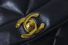 Load image into Gallery viewer, 極美品 CHANEL シャネル ショルダーバッグ ダイアナ 25 2番台 ラムスキン ブラック ゴールド金具 中古 56888