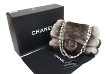 Load image into Gallery viewer, CHANEL シャネル チェーンショルダーバッグ ムートンファー ココマーク 8番台 2003年 ホワイト ブラウン シルバー 美品 中古 56889
