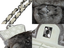 Load image into Gallery viewer, CHANEL シャネル チェーンショルダーバッグ ムートンファー ココマーク 8番台 2003年 ホワイト ブラウン シルバー 美品 中古 56889