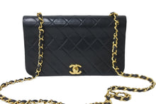 Load image into Gallery viewer, CHANEL シャネル マトラッセ チェーン ショルダーバッグ 4番台 ラムスキン フルフラップ ブラック ゴールド金具 美品 中古 56911