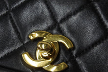 Load image into Gallery viewer, CHANEL シャネル マトラッセ チェーン ショルダーバッグ 4番台 ラムスキン フルフラップ ブラック ゴールド金具 美品 中古 56911