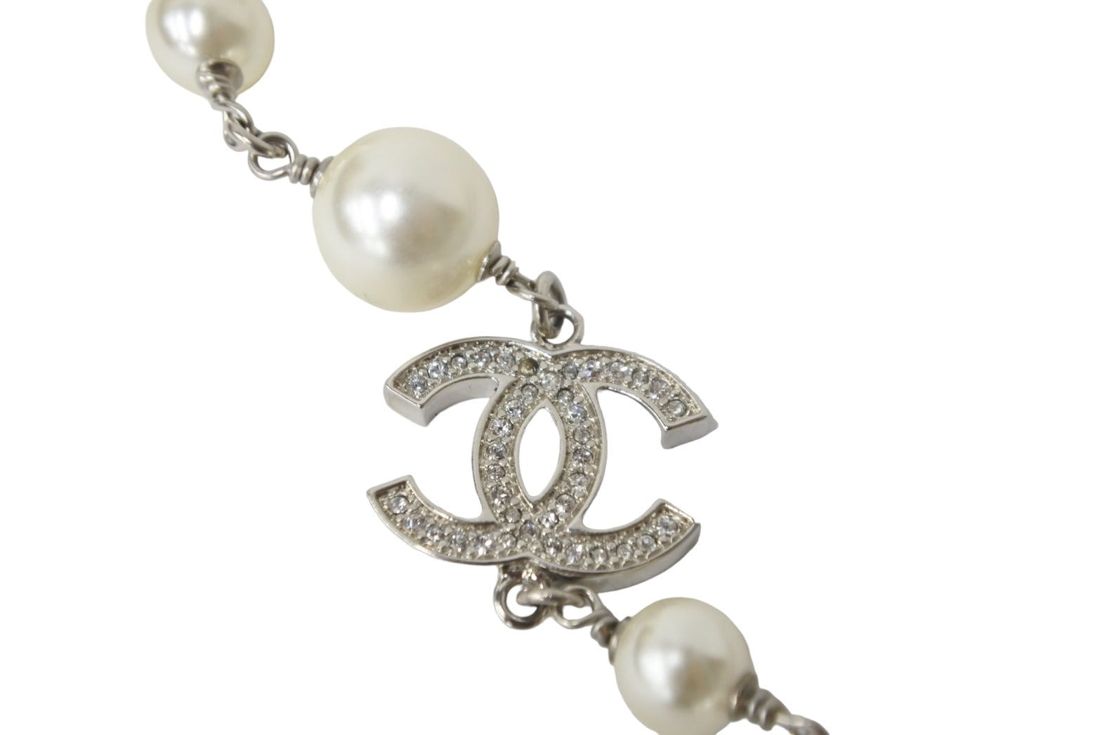 【VINTAGE CHANEL/シャネル】パールバングル Chanel Logo Pearl Bangle | Vintage | Jennifer Gibson Jewellery