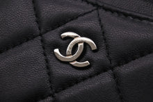 Load image into Gallery viewer, CHANEL シャネル カードケース 定期入れ ココマーク A31510 22番台 2016年 ラムスキン ブラック シルバー金具 美品 中古 57024