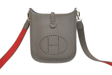 Load image into Gallery viewer, 新品同様 HERMES エルメス ショルダーバッグ エヴリンTPM トリヨンクレマンス エタン □Q刻印 シルバー金具 中古 57123