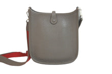 Load image into Gallery viewer, 新品同様 HERMES エルメス ショルダーバッグ エヴリンTPM トリヨンクレマンス エタン □Q刻印 シルバー金具 中古 57123